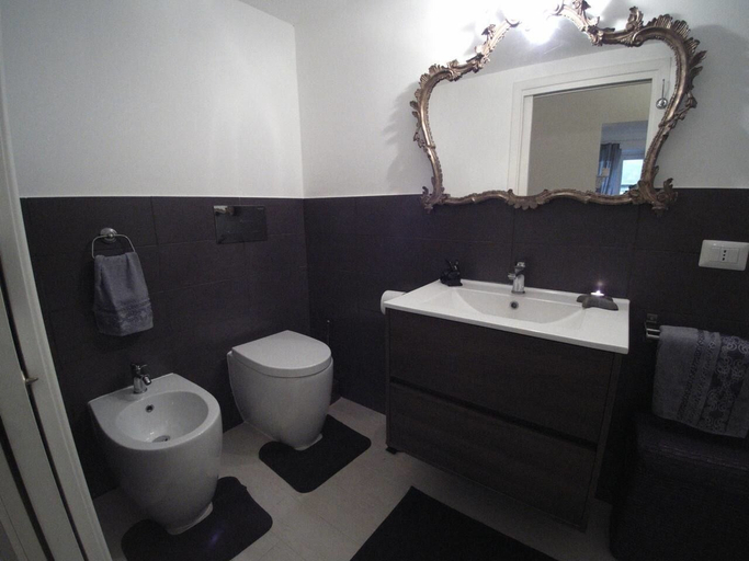 Bathroom 4, Casa Aretusa, Syracuse
