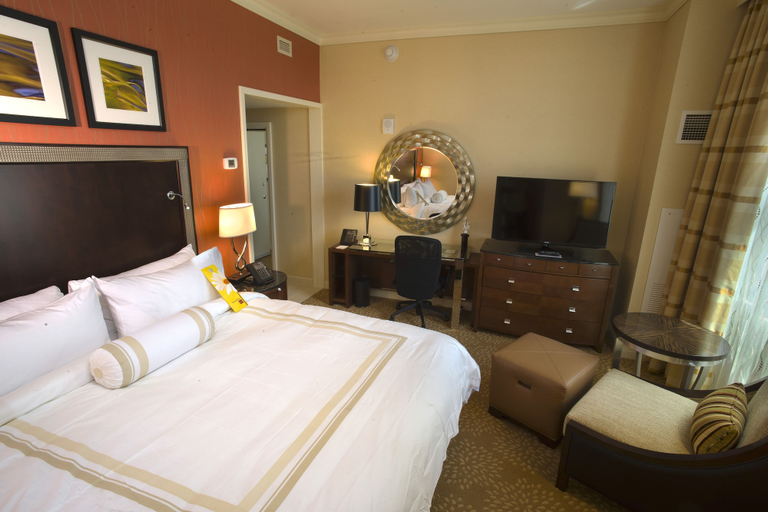 Bedroom 2, Marriott Milwaukee Downtown, Milwaukee