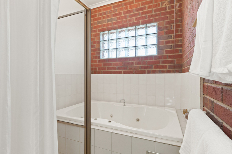 Bathroom 5, Burke And Wills Motor Inn Swan Hill, Swan Hill - Central
