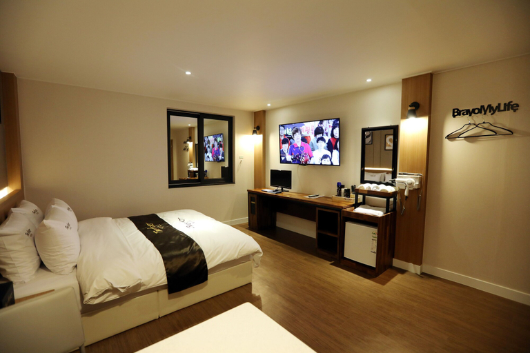Bedroom 3, Two Heart Hotel, Buk