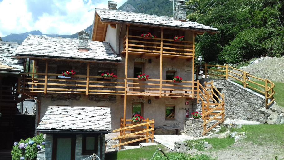 Exterior & Views