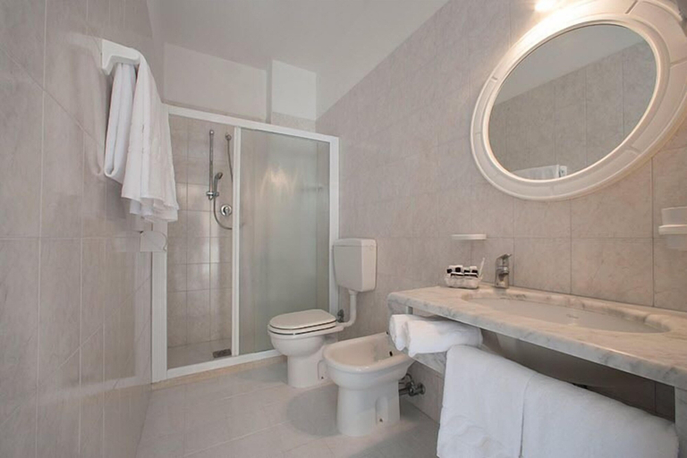 Bathroom 4, Hotel Galassia, Venezia