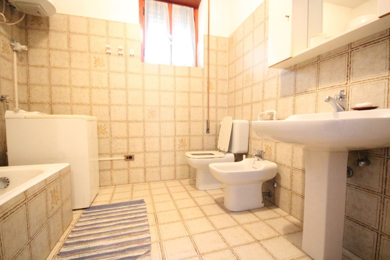 Bathroom, Pozzuolo Apartment, Como