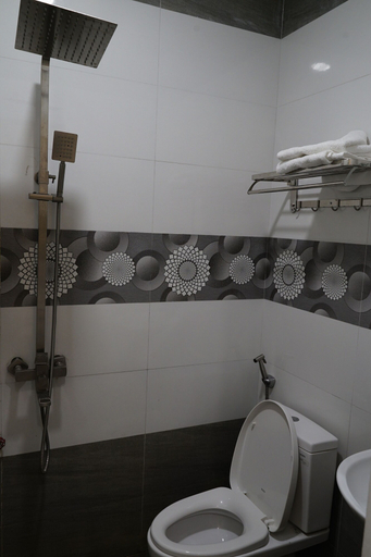 Bathroom 3, HongKong 1 Hotel, Qui Nhơn