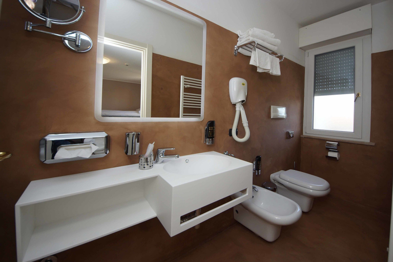 Bathroom 5, Hotel Clarin 14 by Dori, Verona