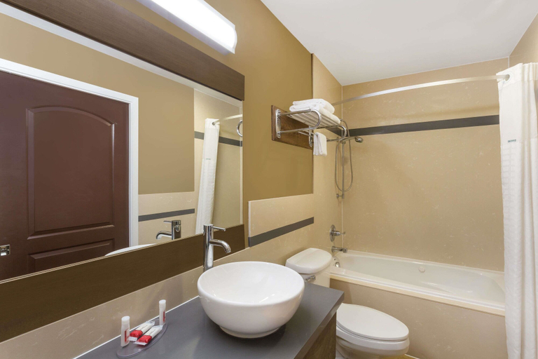 Bathroom 4, Super 8 by Wyndham Martinez, Contra Costa
