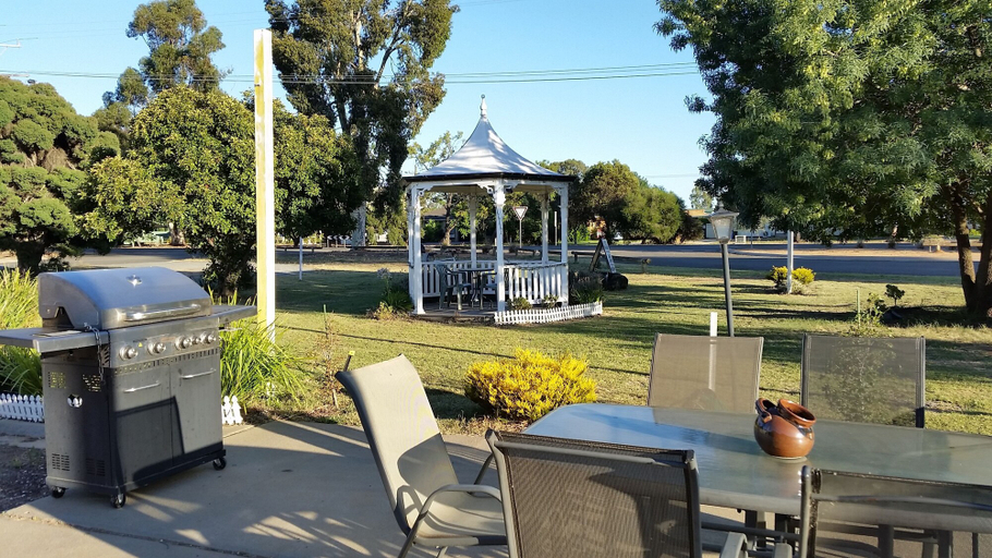Food & Drinks 5, Gazebo Motor Inn, Moira - West