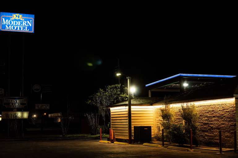 Modern Motel, Nueces