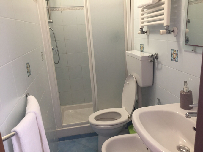 Bathroom 4, 5 Keys, Pisa