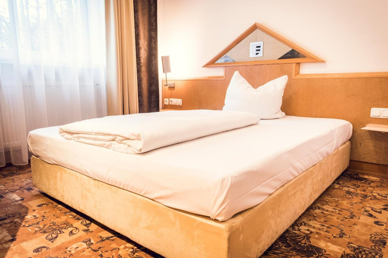 Bedroom 3, Schlosshotel Neufahrn, Landshut