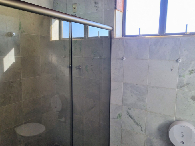 Bathroom 4, Lucape Palace Hotel, Barbacena