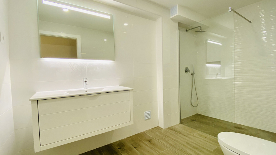 Bathroom 3, Eden CIP, Albufeira
