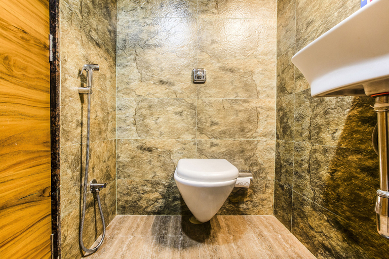 Bathroom 3, Fabhotel Amour, Mumbai Suburban