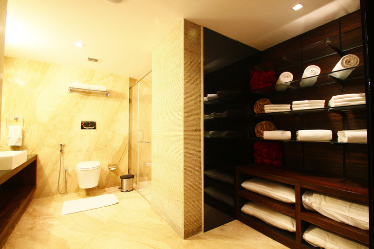 Bathroom 5, Grand Estancia, Salem