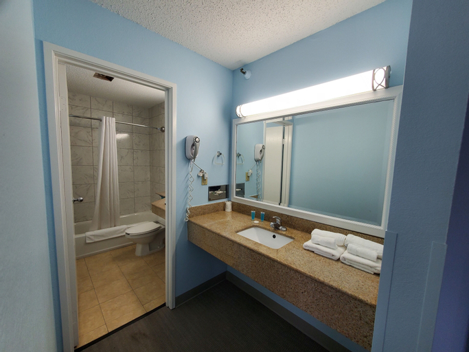Bedroom 4, Coastal Inn & Suites - Wilmington, NC, New Hanover