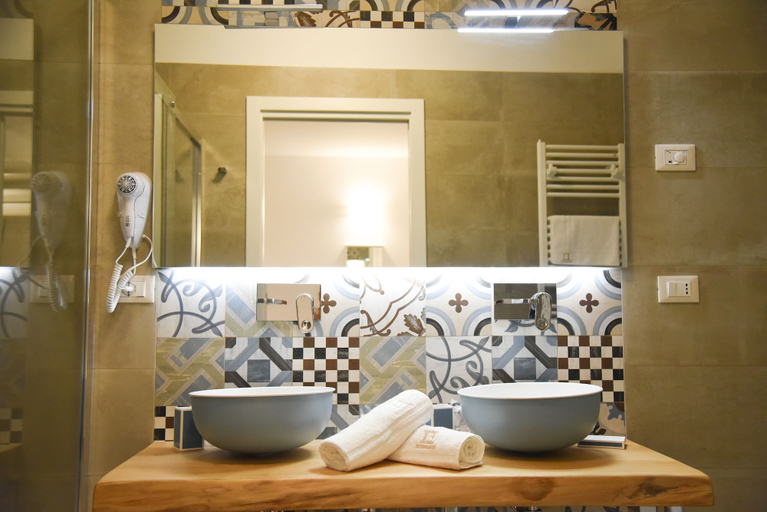 Bathroom 5, Hotel Belsito, Taranto