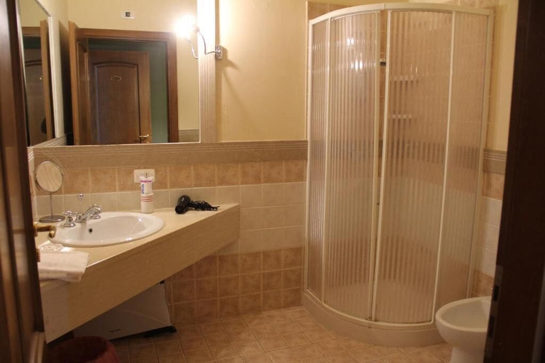 Bathroom 5, Neathon Rooms, Syracuse