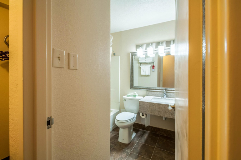 Bathroom 5, Econo Lodge Hagerstown, Washington