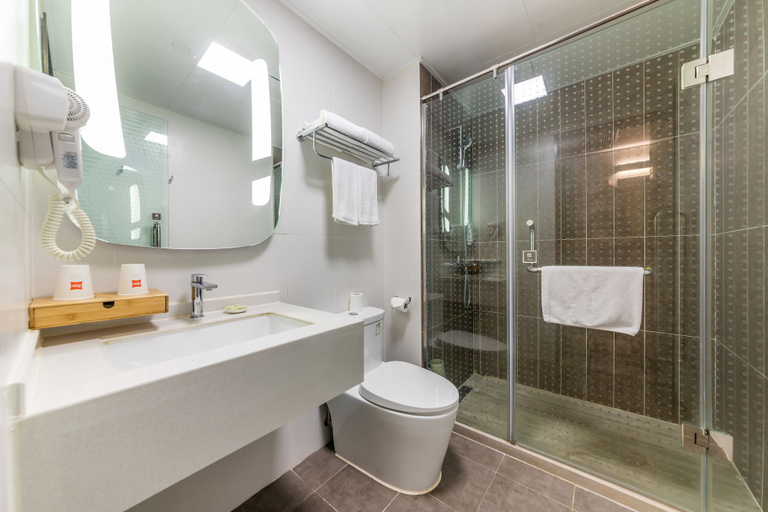 Bathroom 4, Ibis Chongqing Jiefangbei Pedestrian Street Hotel, Chongqing