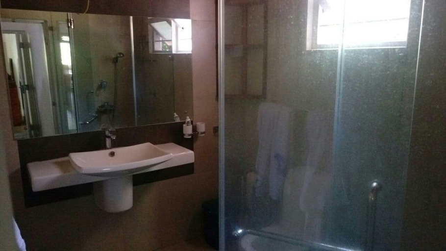 Bathroom, The Tree, Polpithigama