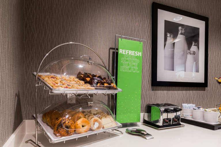 Food & Drinks 5, Hampton Inn & Suites Wixom, Oakland
