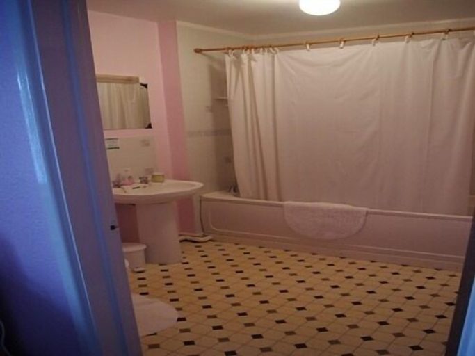 Bathroom 3, The Bugle Inn, Cornwall