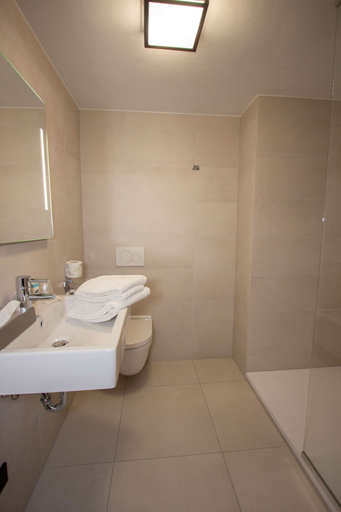 Bathroom 4, Golden Tulip West Ende, Helmond