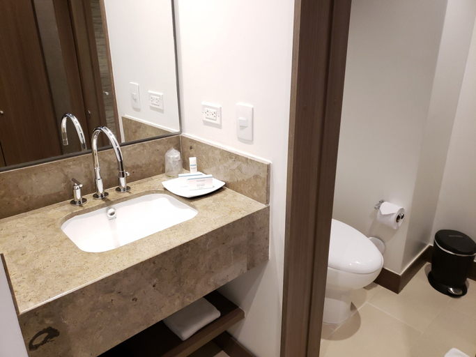 Bathroom 5, Hampton by Hilton Medellin, Medellín