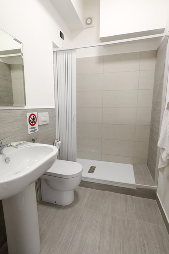 Bathroom 5, Travel Station, Bari