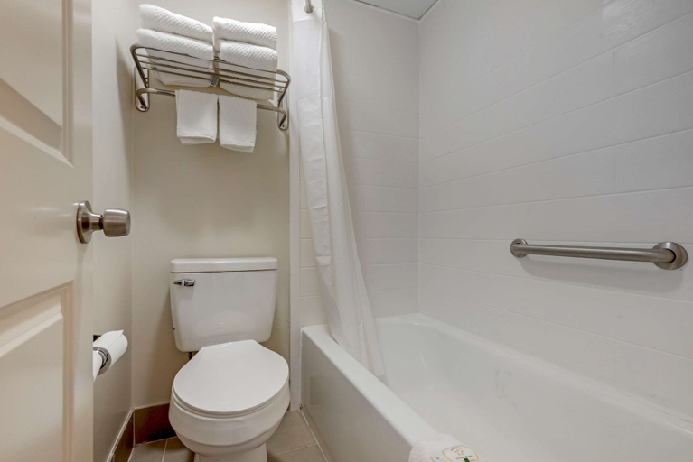 Bathroom 5, Quality Inn & Suites New Hartford - Utica, Oneida