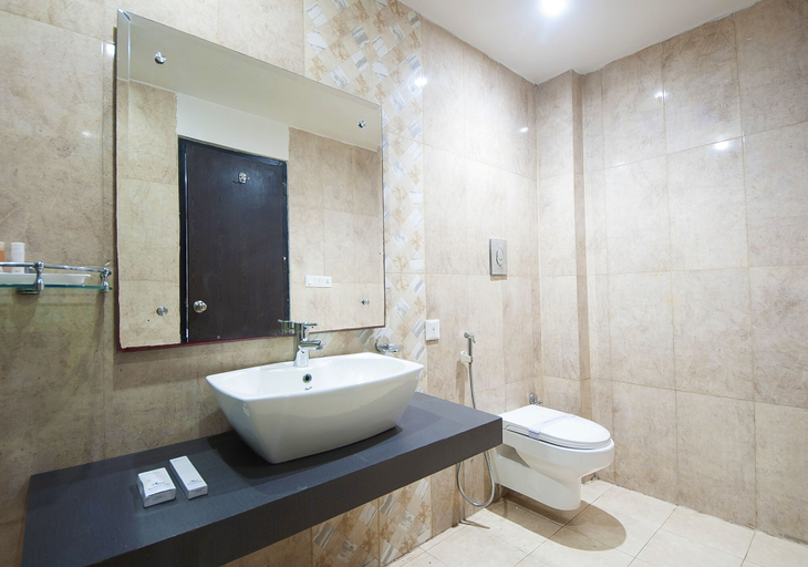 Bathroom 4, Hotel Apra International, Delhi