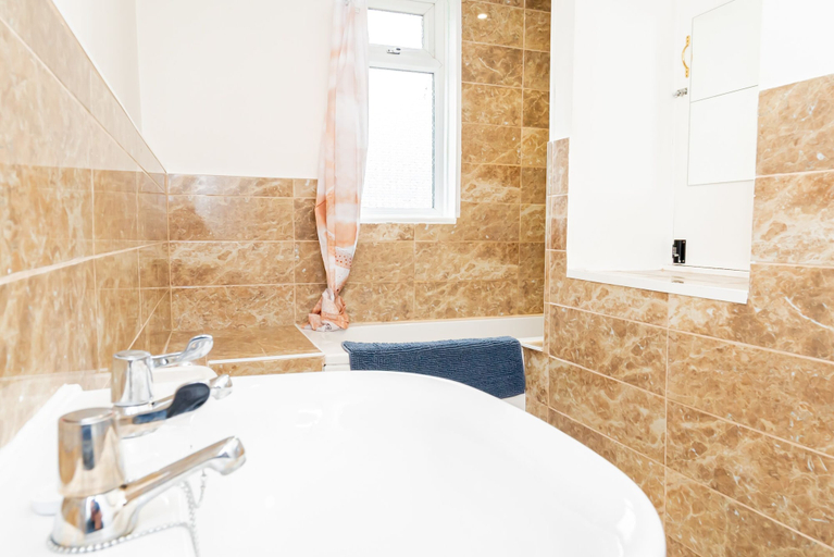 Bathroom 3, Shirley House 3 Guest House Self Catering, Southampton