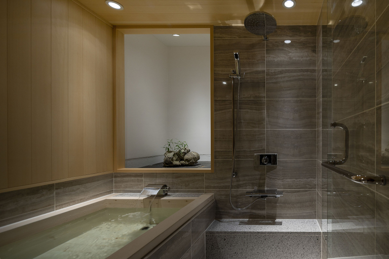 Bathroom 4, Campton Kiyomizu, Kyoto