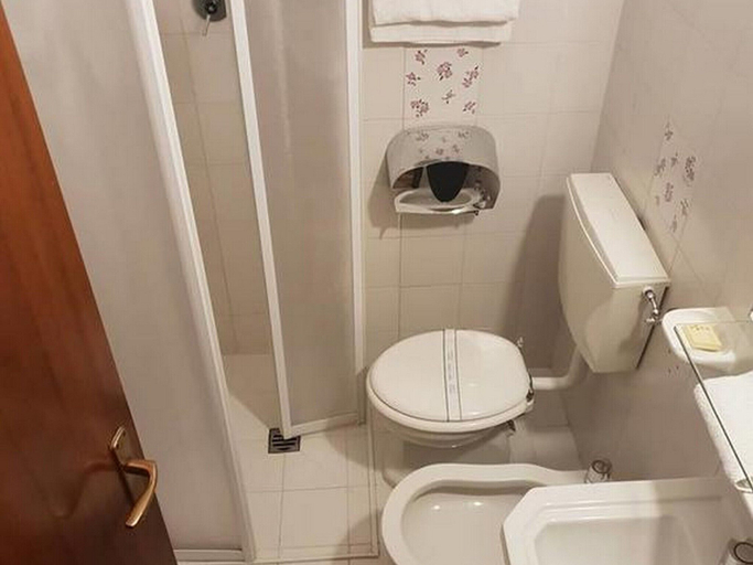 Bathroom 4, Hotel Casa Rossa, Pistoia