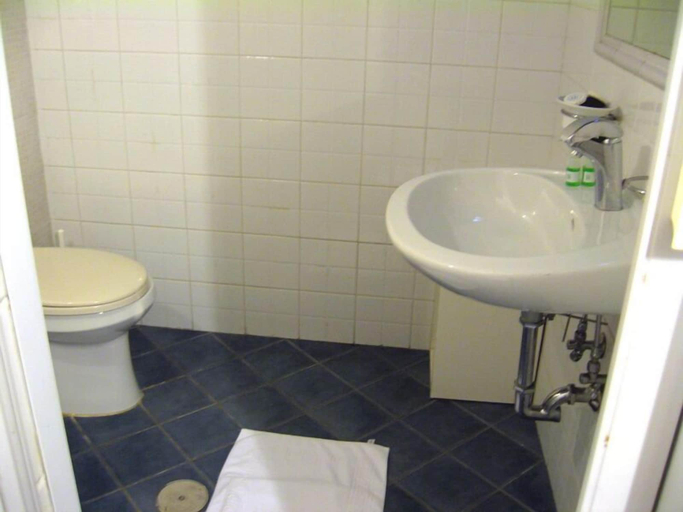 Bathroom 3, A Roma San Pietro Best Bed, Rome