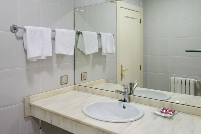 Bathroom 3, El Paso Honroso, León