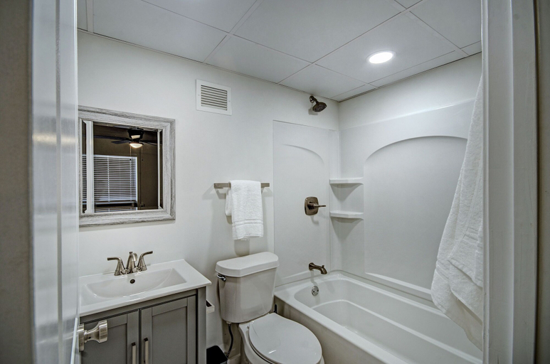Bathroom 4, The Admiral Apartments, Hinds