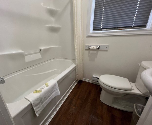 Bathroom 4, Tally-Ho Inn, Muskoka