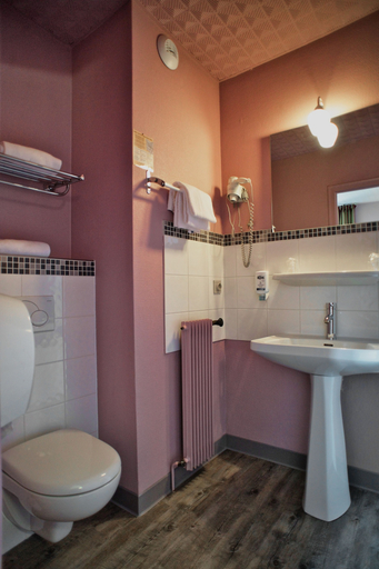 Bathroom 4, Brit Hotel Le Surcouf, Ille-et-Vilaine