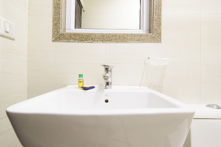 Bathroom 4, FabHotel Le Continental, Delhi