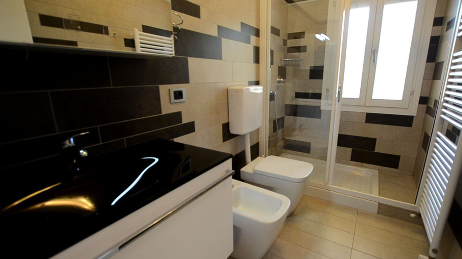 Bathroom 3, Lignano, Udine