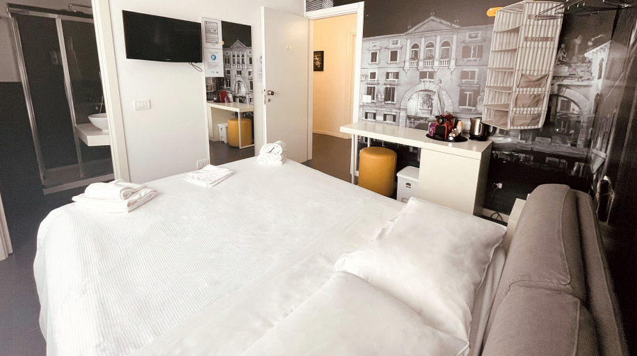 Bedroom 3, DiMoras House, Verona