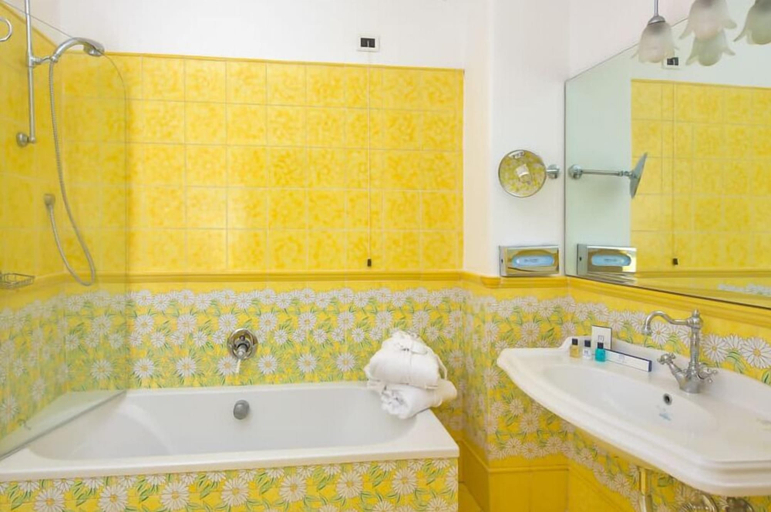 Bathroom 5, Relais Maresca Luxury Small Hotel, Napoli