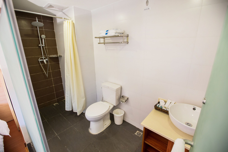Bathroom 3, Chiang Roi 7 Days Inn, Muang Chiang Mai