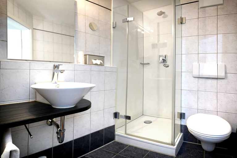 Bathroom, Hotel & Restaurant Grüner Baum, Günzburg