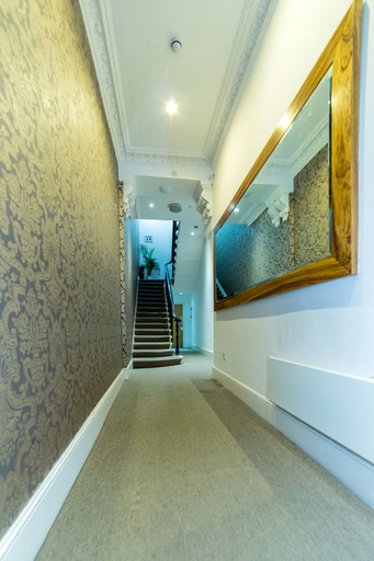 Others 5, Hyde Park Superior Apartments, London