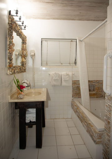 Bathroom 5, Tingum Village Hotel