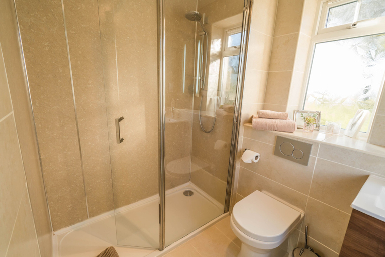 Bathroom 3, Dunroamin, Stirling