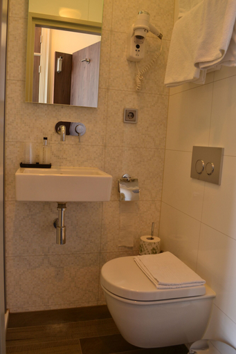 Bathroom 4, Hotel Clemens Amsterdam, Amsterdam