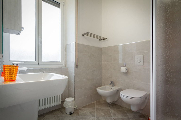 Bathroom 4, Benzi, Como